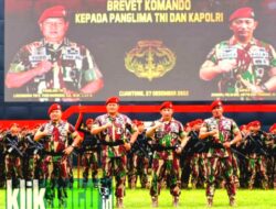 Baret Merah Kopassus Disematkan, Kapolri: Jangan Ragukan Sinergisitas TNI-Polri Jaga NKRI