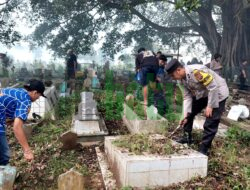 Sinergitas, Polisi bersama TNI dan Masyarakat Laksanakan “Gugur Gunung” di TPU