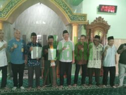 Kepala BPN Kota Batu Serahkan Delapan Sertifikat Wakaf Kepada Pengurus NU