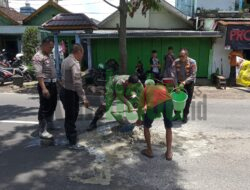 Respon Cepat  Polri Bersama TNI dan Warga Tambal Jalan Berlubang di Kota Malang Cegah Kecelakaan