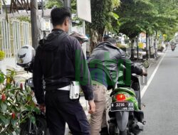 Pentingnya Setitik Kepedulian, Petugas Dishub Kota Batu Membantu Motor Warga Yang Mogok