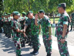 Didampingi Kasdivif 2 Kostrad, Asops Panglima TNI Periksa Kesiapan Operasi Satgas Pamtas Mobile Yonif MR 411 Kostrad