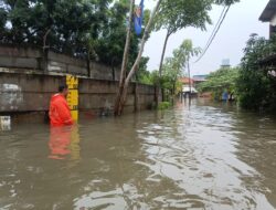 Banjir Genangi 38 Ruas Jalan, BPBD DKI Jakarta Kerahkan Personel dan Siagakan Perahu Karet